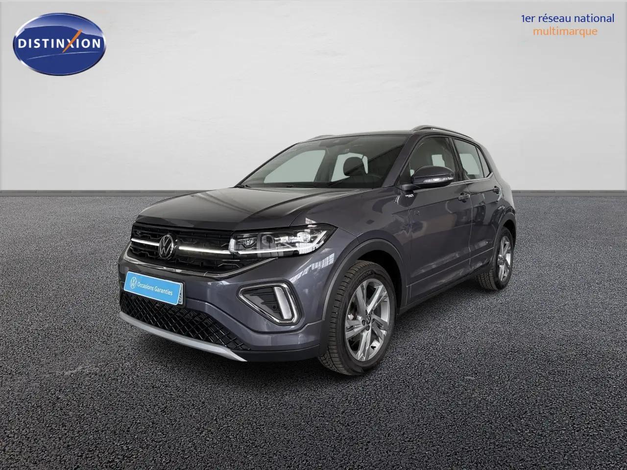 Volkswagen T-Cross gris en 3/4 avant droit, avec projecteurs Matrix LED et pare-chocs R-Line distinctif.