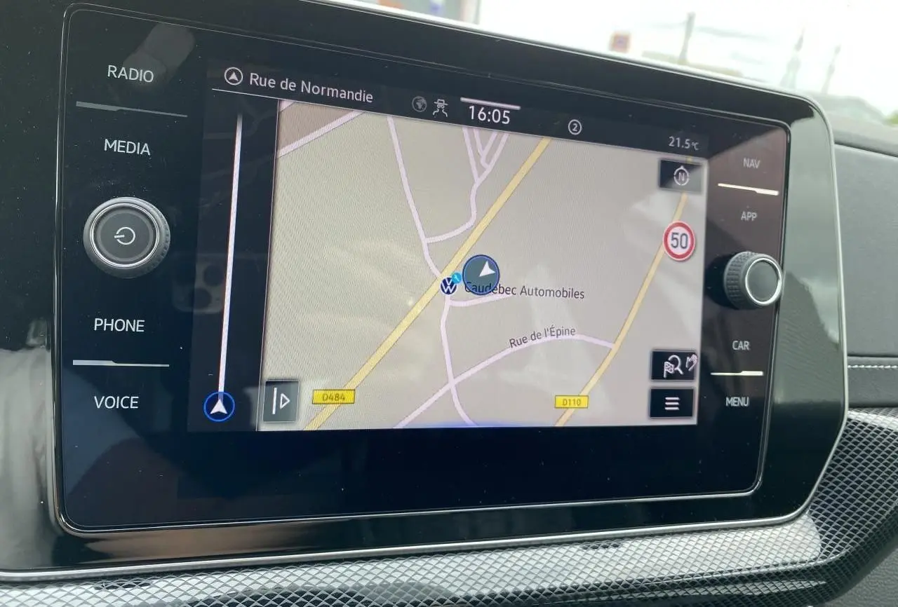 Écran tactile central du Volkswagen T-Cross 2024 montrant la navigation avec carte et commandes autour.