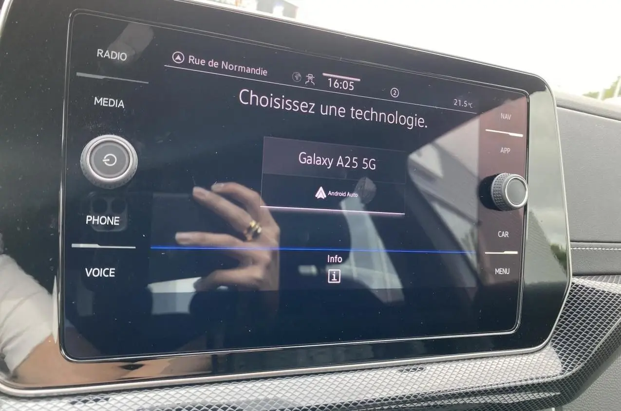 Écran tactile central du Volkswagen T-Cross gris 2024 affichant la connexion Android Auto Galaxy A25 5G.