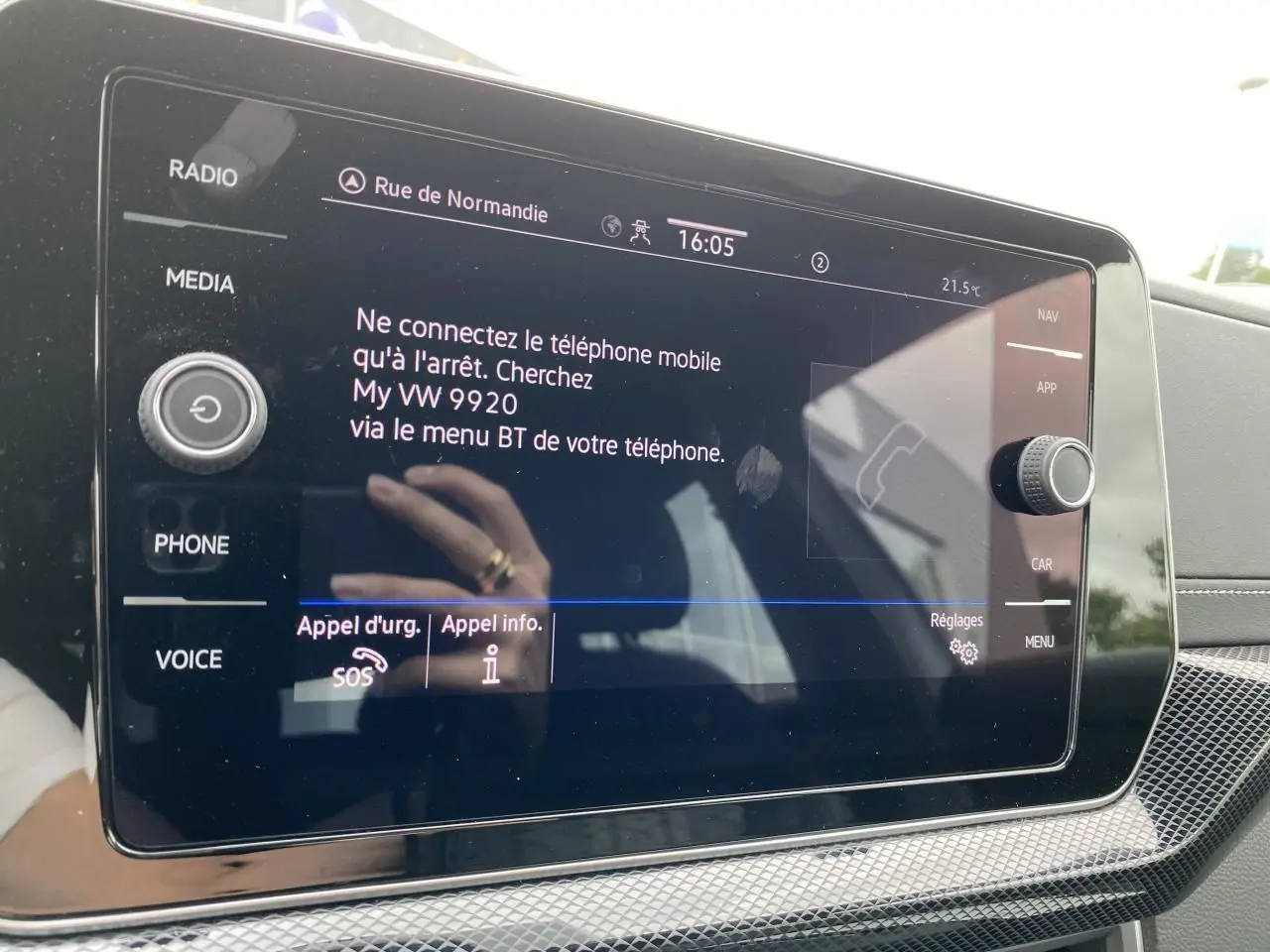 Écran tactile central du Volkswagen T-Cross gris 2024 affichant les instructions de connexion Bluetooth.