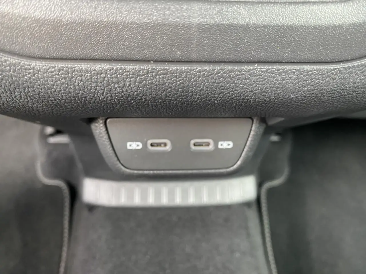 Vue rapprochée des deux ports USB-C situés sous la planche de bord du Volkswagen T-Cross gris.