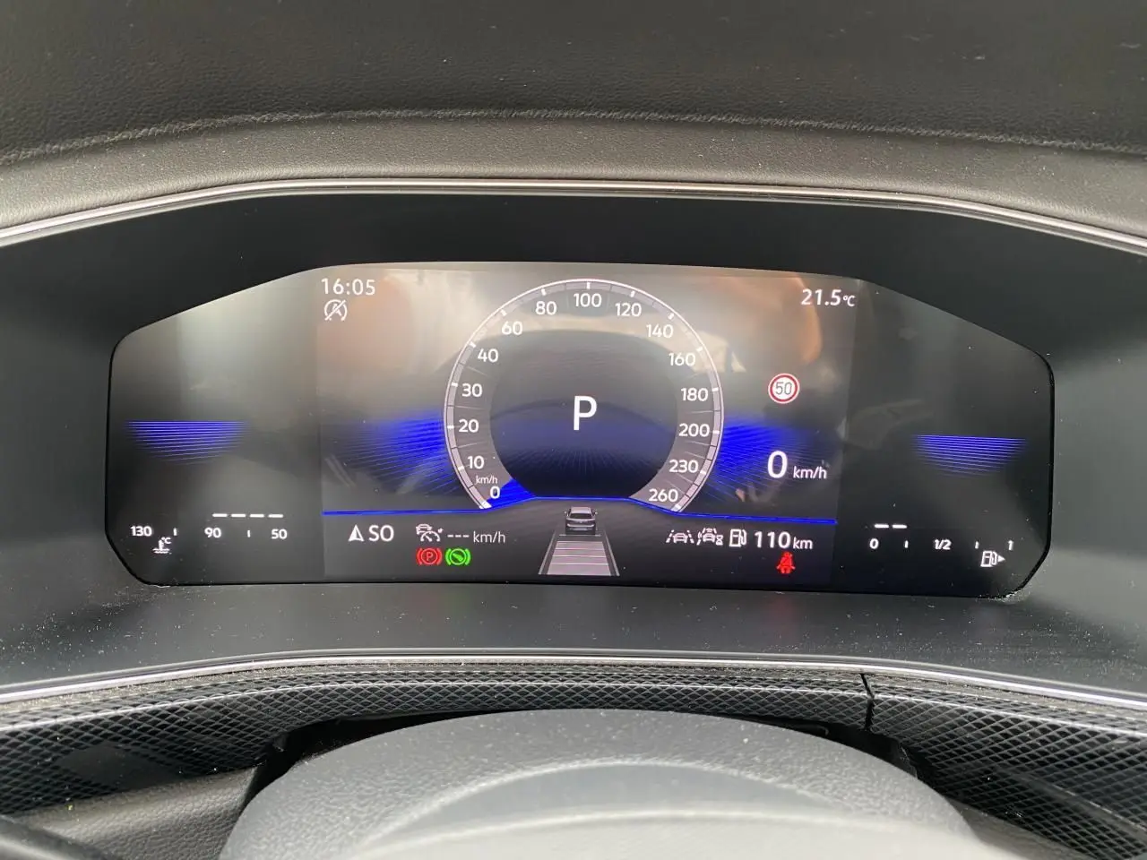 Combiné d'instruments digital du Volkswagen T-Cross gris 2024, affichage vitesse, température et aides à la conduite.