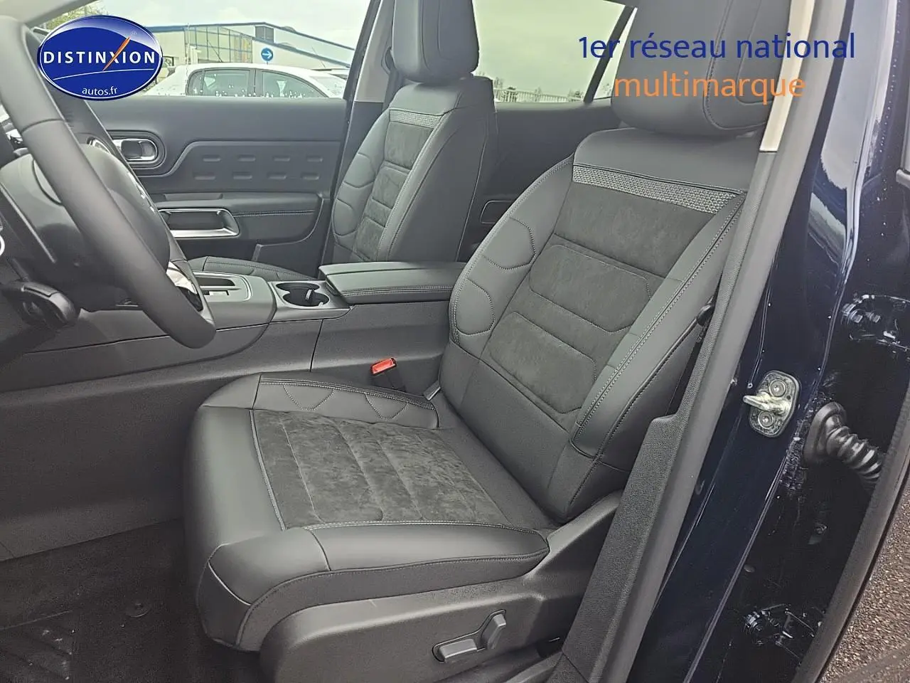 Vue intérieure côté conducteur du Citroën C5 Aircross 2025 bleu eclipse, sièges en cuir et alcantara noirs.