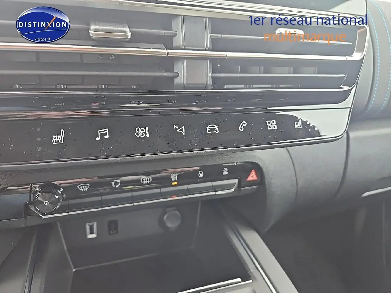 Tableau de bord noir du Citroën C5 Aircross 2025 avec commandes tactiles et aérateurs horizontaux vus de face.