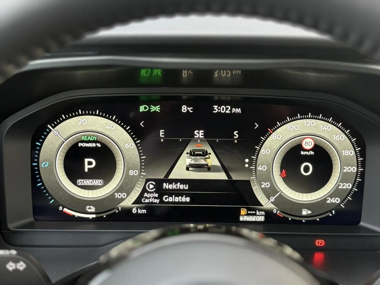 Tableau de bord numérique du Nissan Qashqai 2025, affichage clair avec vitesse, navigation et musique en cours.