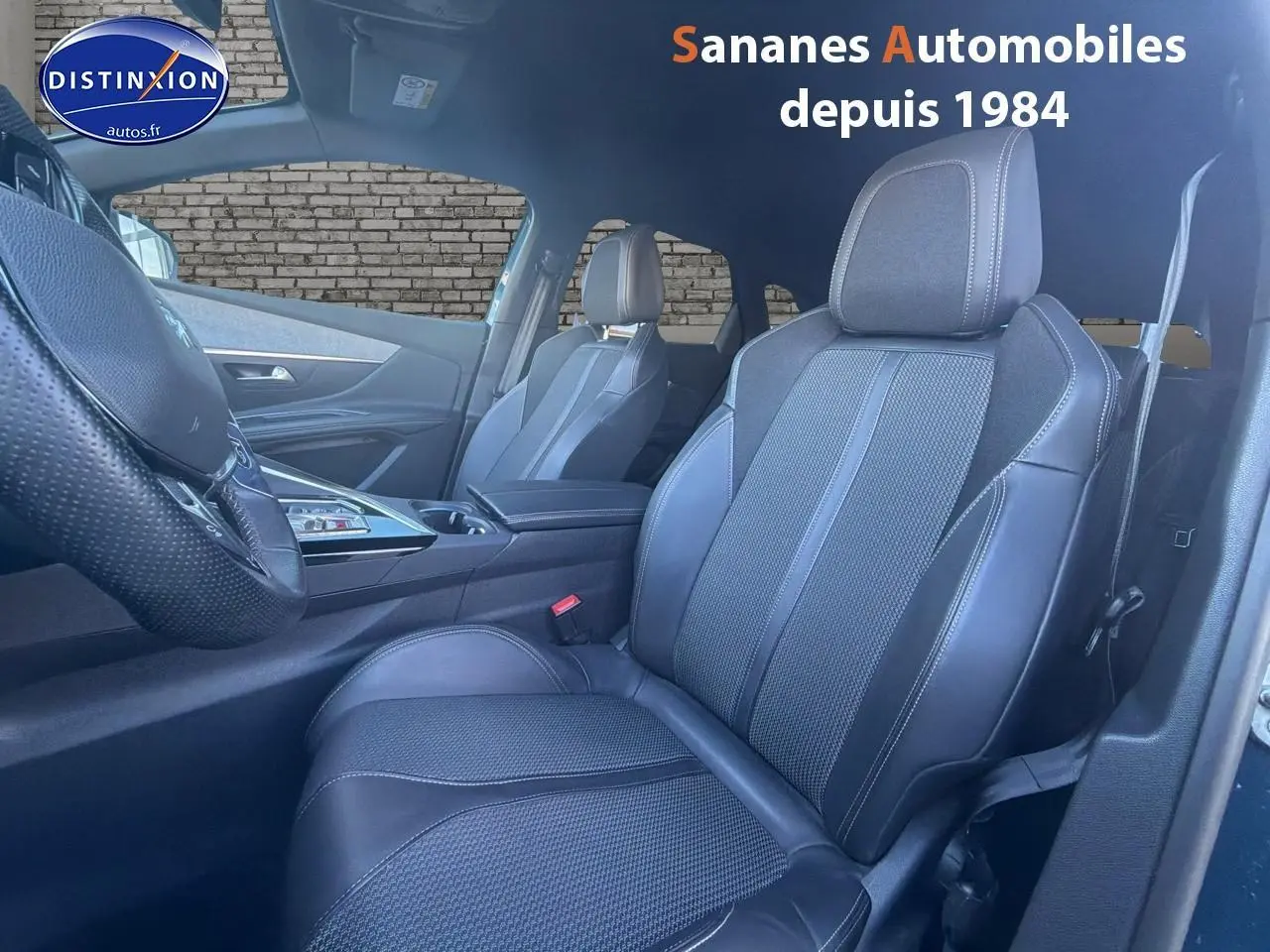 Vue intérieure côté conducteur du Peugeot 3008 2023, mettant en valeur les sièges cuir noirs et le volant perforé.