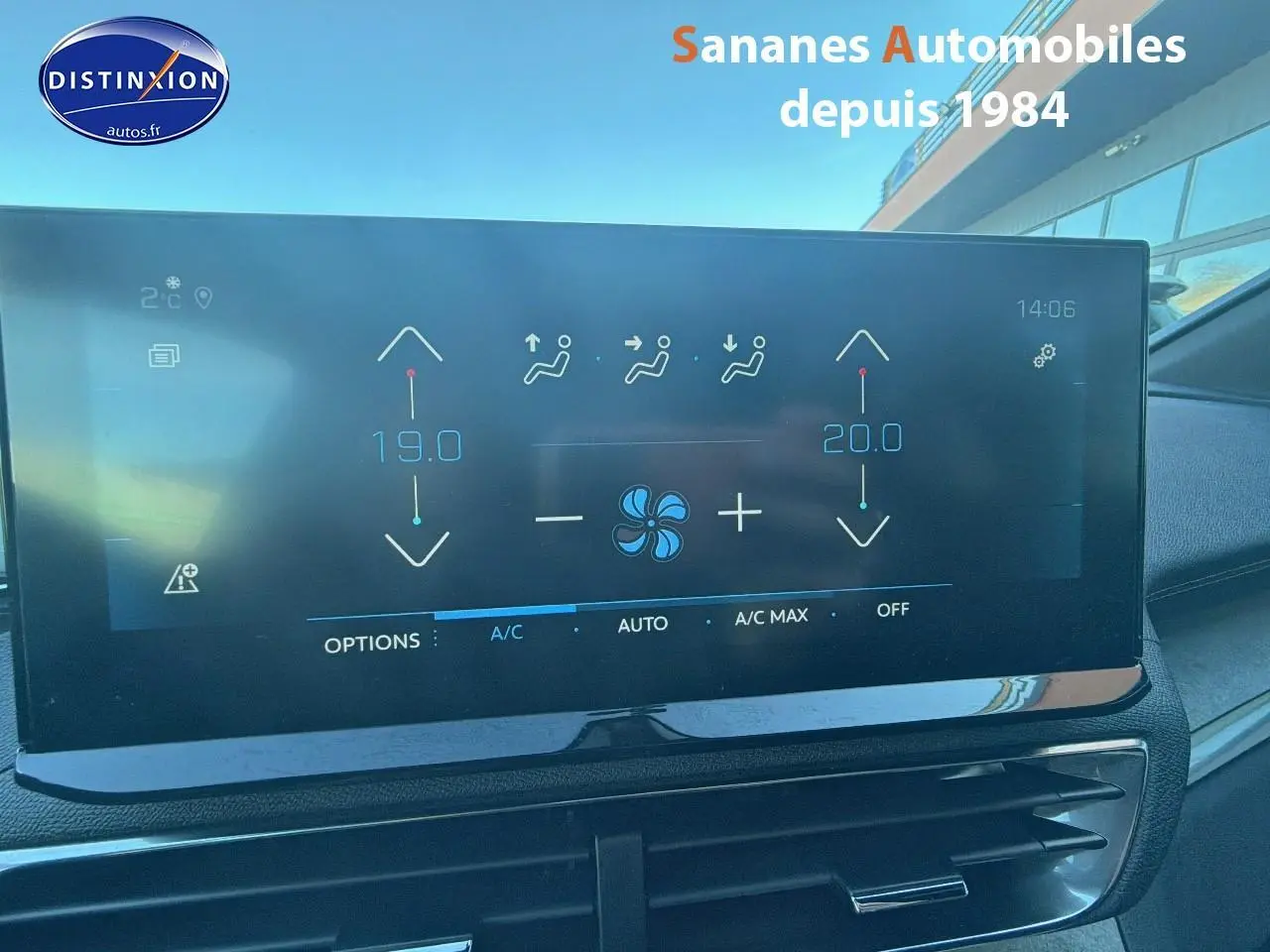 Écran tactile de la climatisation bi-zone du Peugeot 3008 2023, affichant les réglages à 19 et 20 degrés.