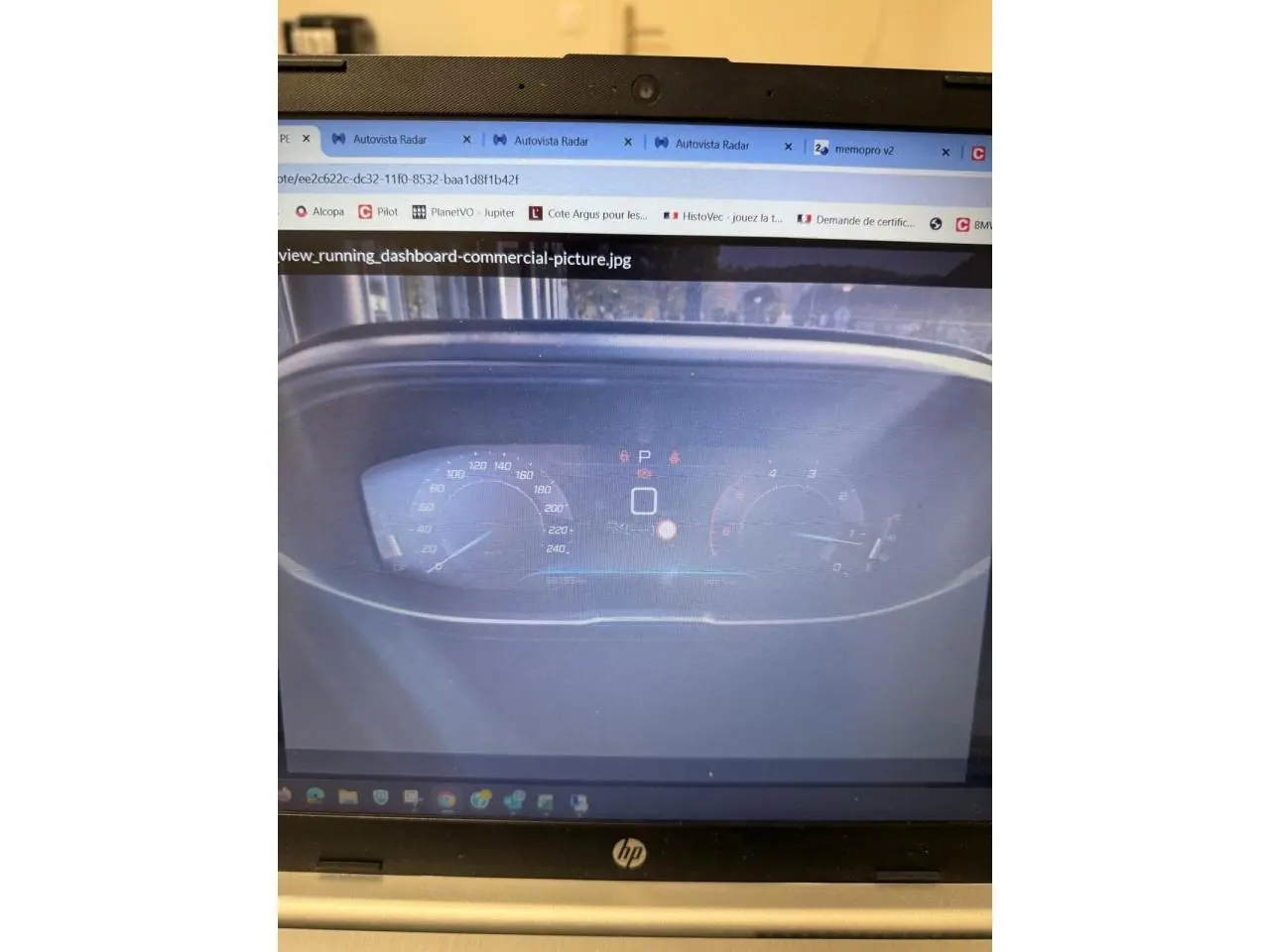 Profil droit d’un Peugeot 3008 bleu métallisé 2023 avec jantes alliage et lignes fluides distinctives.