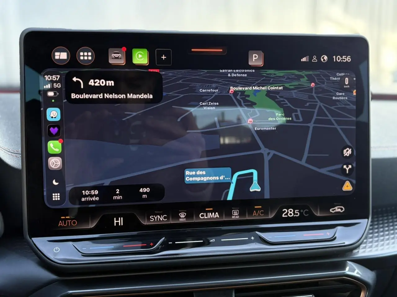 Écran tactile HD 12,9'' du système d'info-divertissement du CUPRA Leon 2025 affichant une carte de navigation.