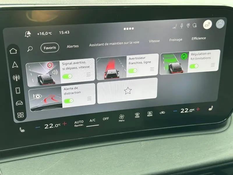 Écran tactile intérieur de l'Audi Q3 2.0 TDI 150ch S line 2026 affichant les aides à la conduite et la climatisation.