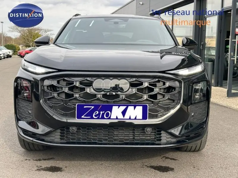 Vue frontale d'un Audi Q3 2.0 TDI S line noir mythique métallisé avec calandre hexagonale et phares LED fins.