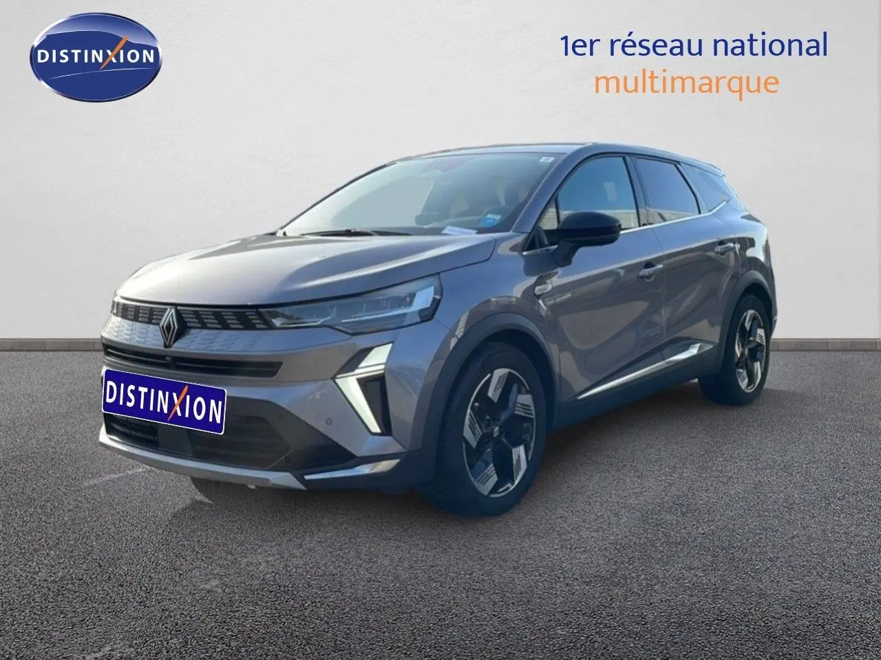 Renault Symbioz gris cassiopée métal en 3/4 avant droit, avec calandre moderne et jantes distinctives.
