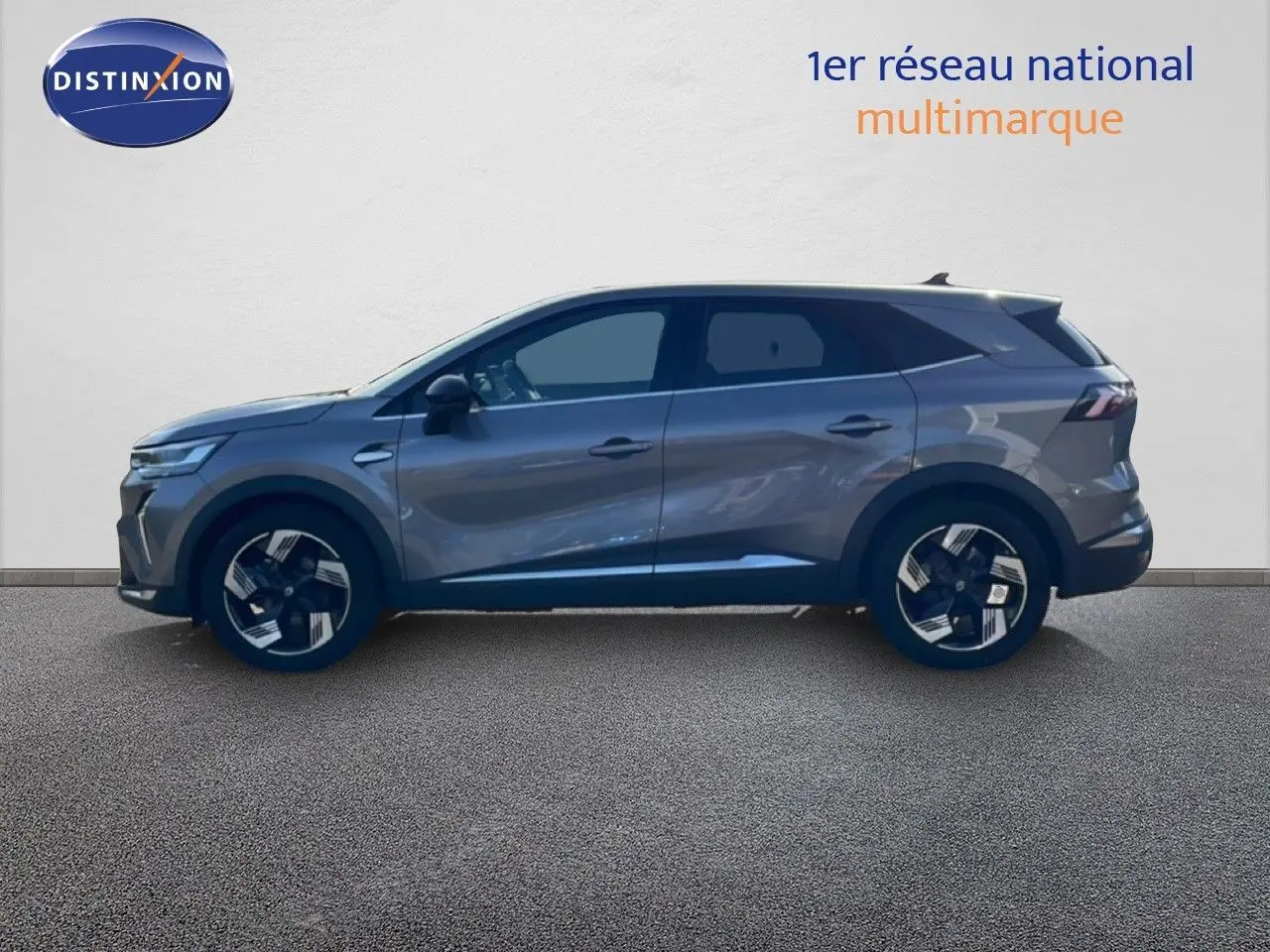 Vue de profil côté gauche d’un Renault Symbioz gris cassiopée métallisé avec jantes design bicolores.