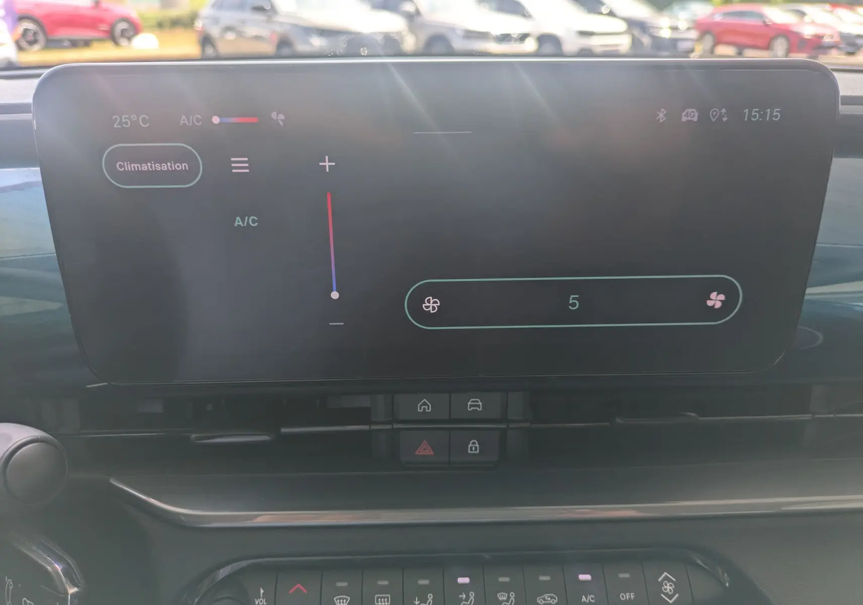 Écran tactile central de la FIAT 600 1.2 Hybrid 2025 affichant la climatisation à 25°C, avec commandes en dessous.