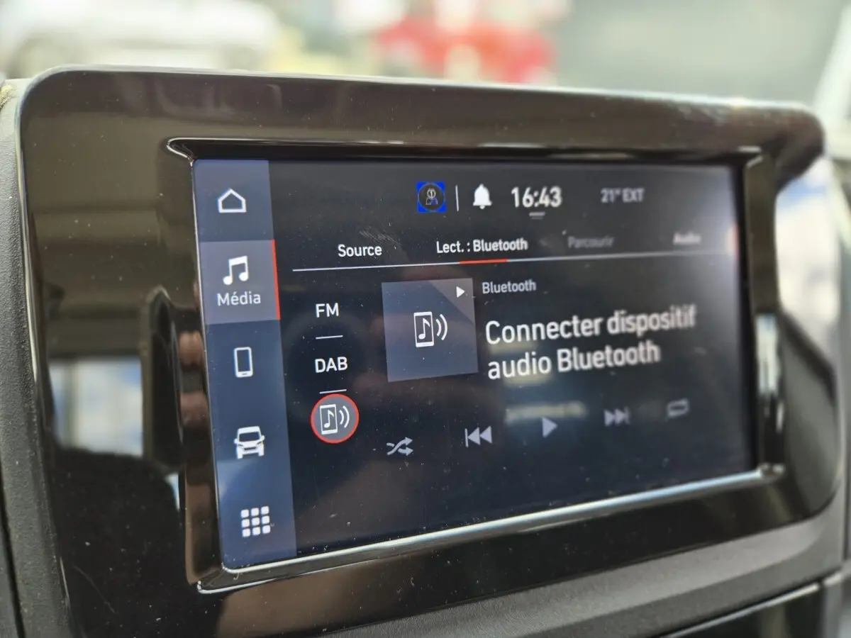 Écran tactile central du tableau de bord du Fiat Ducato Fourgon blanc, affichant la connexion audio Bluetooth.