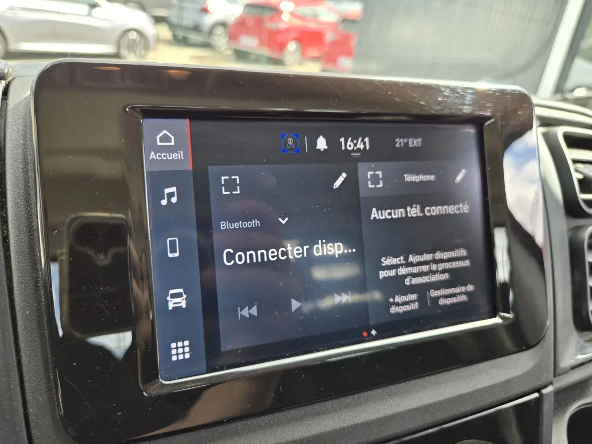 Écran tactile central du tableau de bord du Fiat Ducato Fourgon blanc, affichant le menu Bluetooth et téléphone.