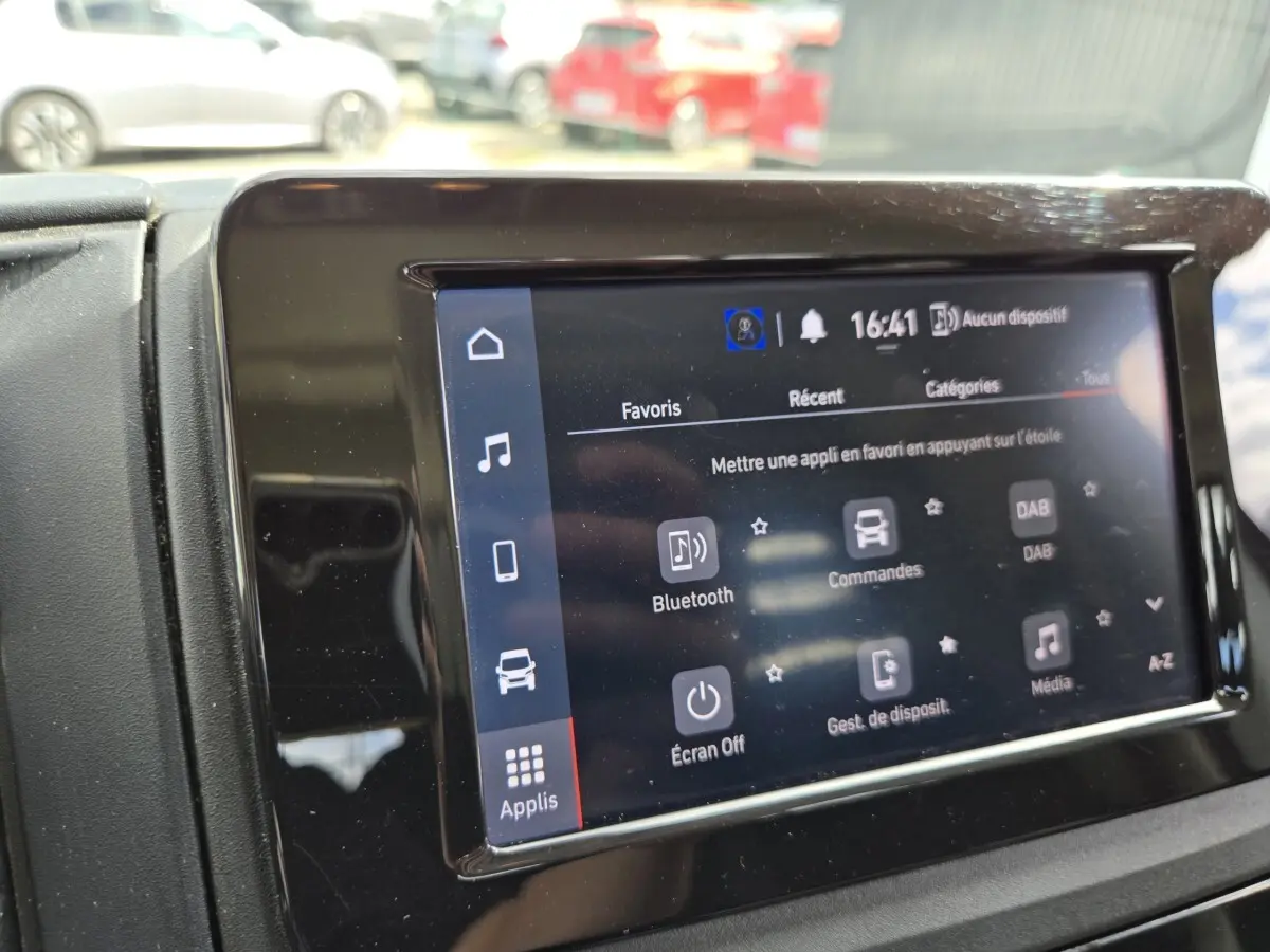 Écran tactile central du tableau de bord du Fiat Ducato Fourgon 2022, affichant les options Bluetooth et commandes.