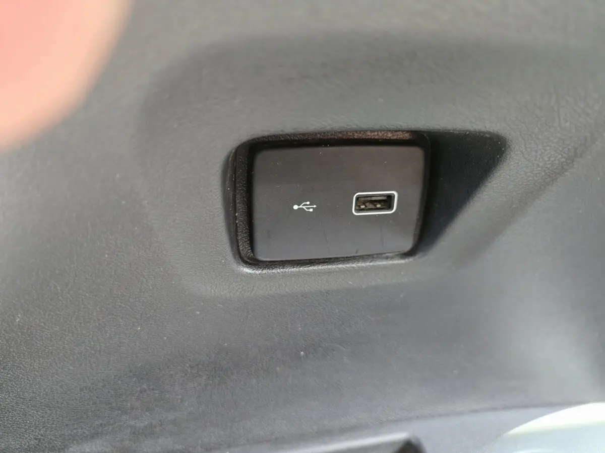 Gros plan sur une prise USB noire intégrée dans l'habitacle du Fiat Ducato Fourgon blanc 2022.