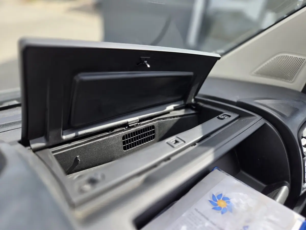 Intérieur du tableau de bord ouvert du Fiat Ducato Fourgon blanc, montrant le compartiment de rangement central.