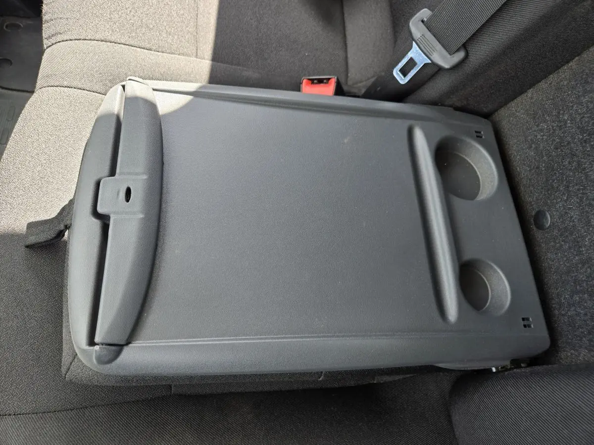 Plateau rabattable noir avec porte-gobelets sur siège arrière gris du Fiat Ducato Fourgon H3-Power 2022.