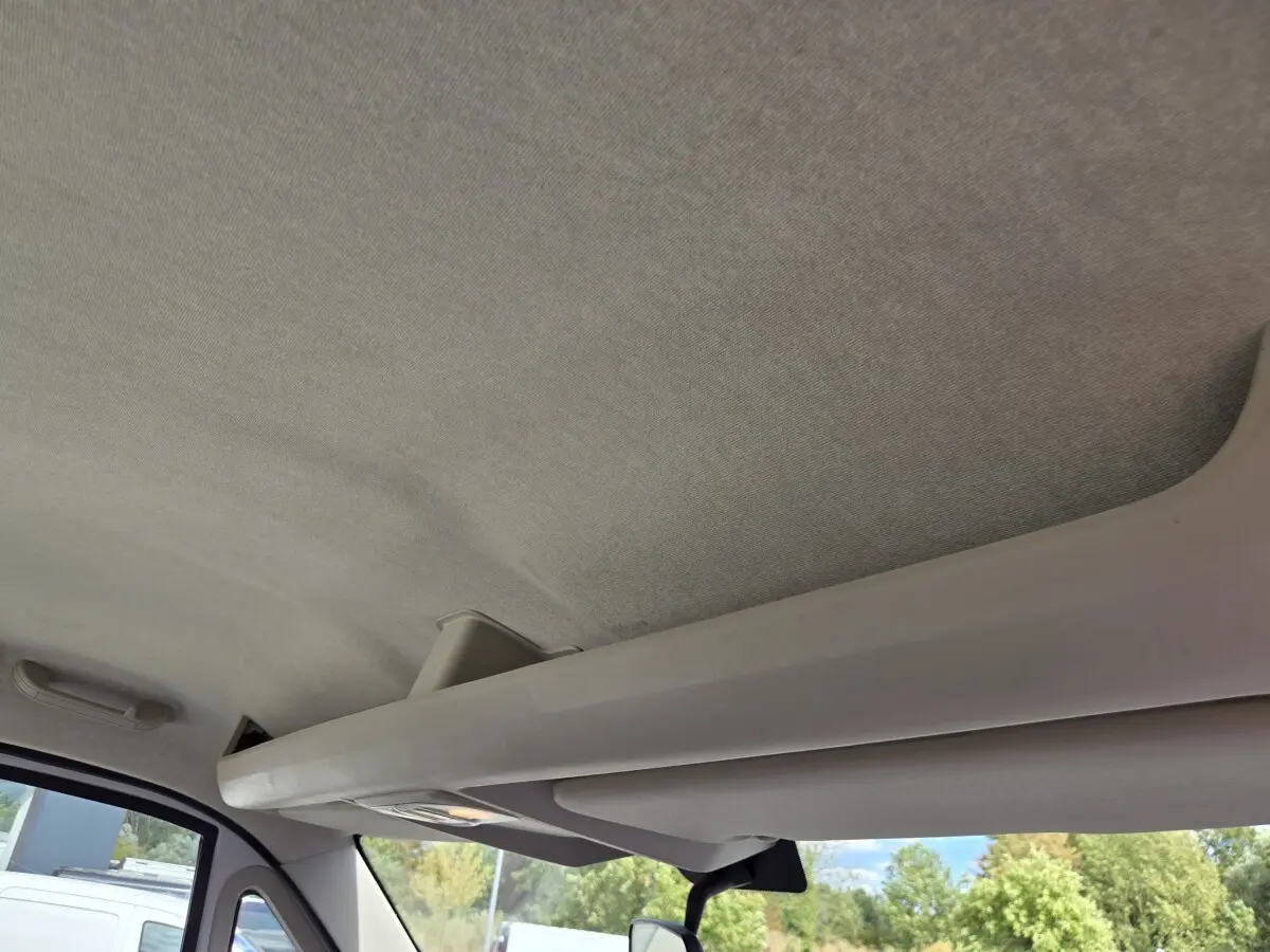 Vue intérieure du plafond et de la tablette de rangement avant du FIAT Ducato Fourgon blanc, avec fenêtre côté gauche visible.