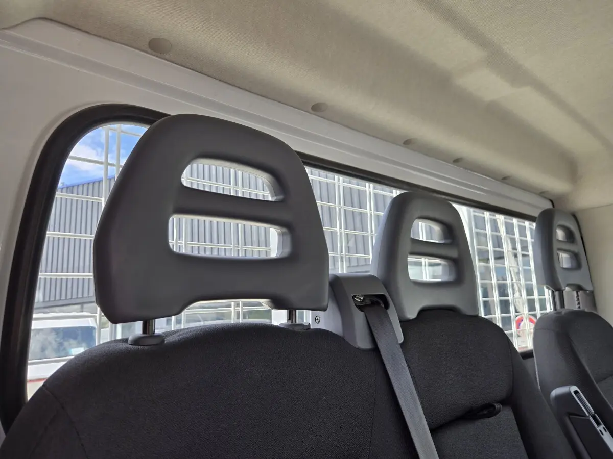 Vue intérieure arrière du Fiat Ducato Fourgon blanc 2022, montrant les appuie-têtes et la ceinture de sécurité.
