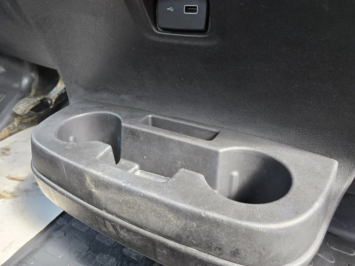 Gros plan sur le porte-gobelets noir intérieur côté conducteur du FIAT Ducato Fourgon blanc de 2022.