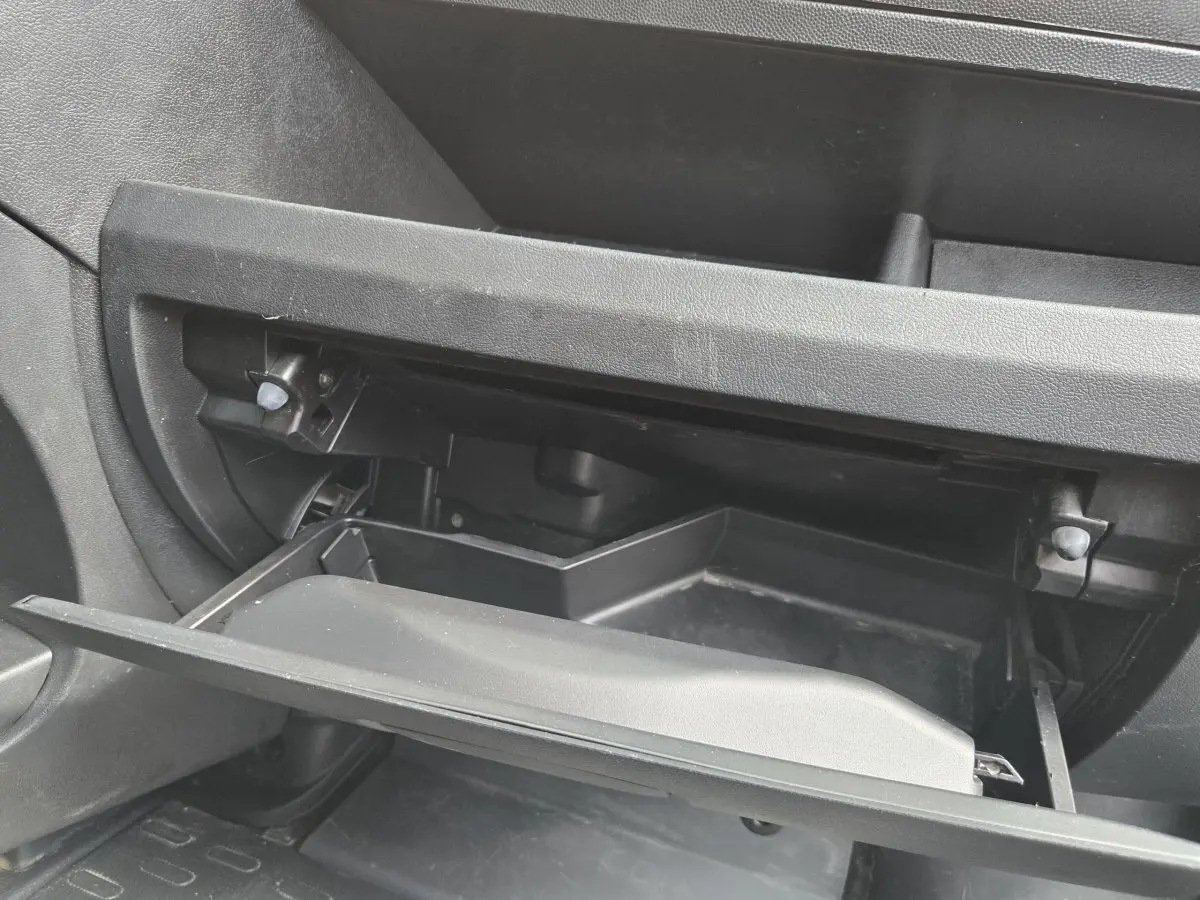 Gros plan sur la boîte à gants ouverte côté passager du Fiat Ducato Fourgon blanc, intérieur noir.
