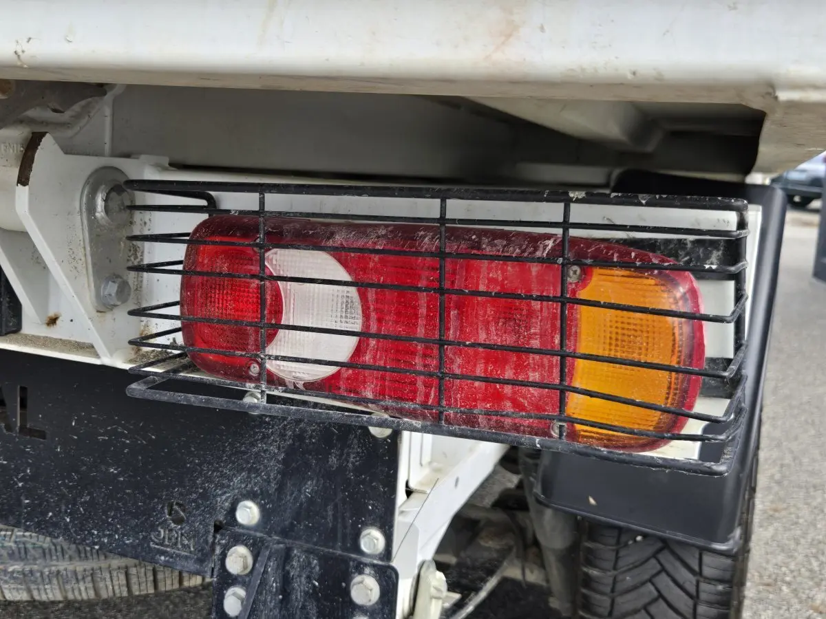 Gros plan sur le feu arrière droit protégé par une grille métallique du FIAT Ducato Fourgon blanc 2022.