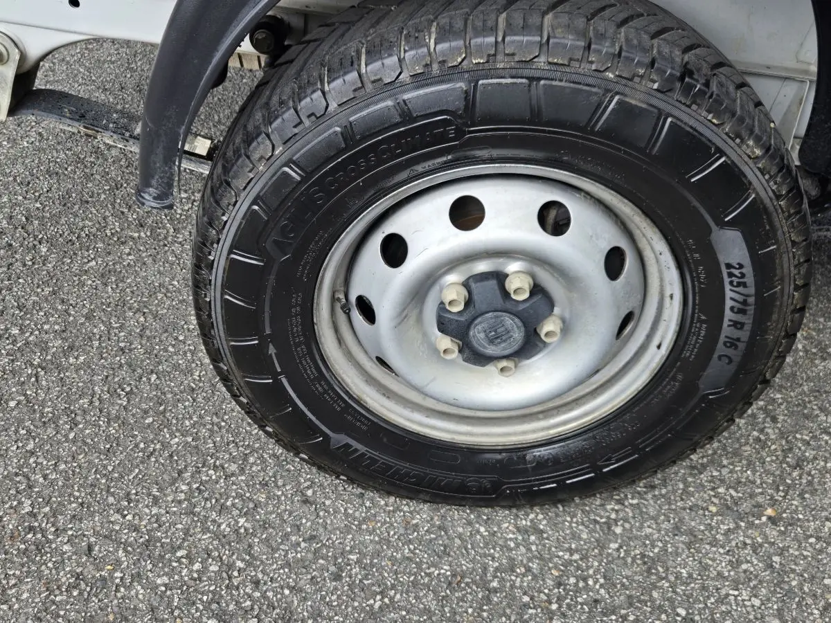 Gros plan sur la roue avant droite du FIAT Ducato Fourgon blanc, avec jante acier et pneu Michelin visible.