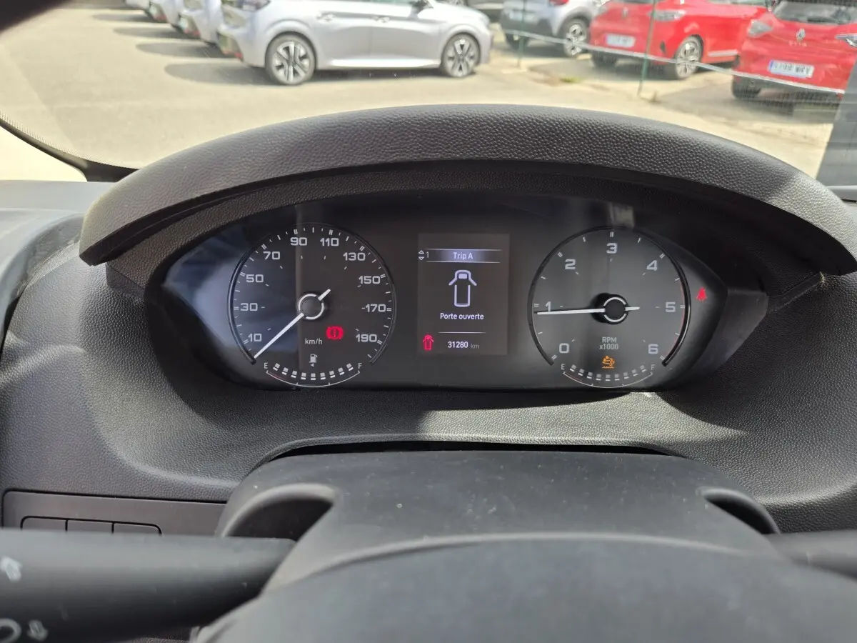 Vue rapprochée du tableau de bord du Fiat Ducato Fourgon 2022, affichant une porte ouverte et 31 280 km au compteur.