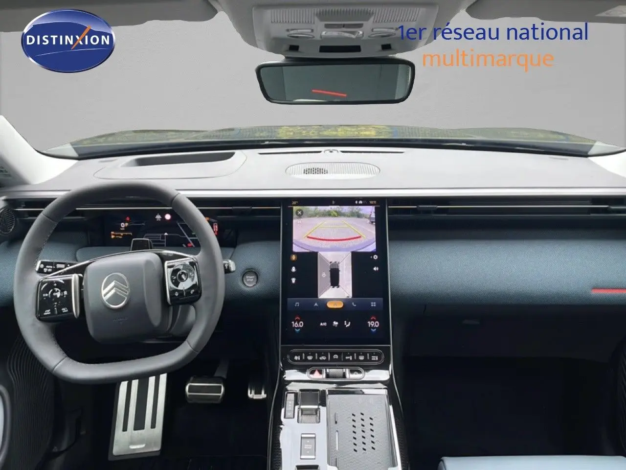Vue intérieure du tableau de bord du Citroën C5 Aircross noir, avec écran tactile central et volant multifonction.