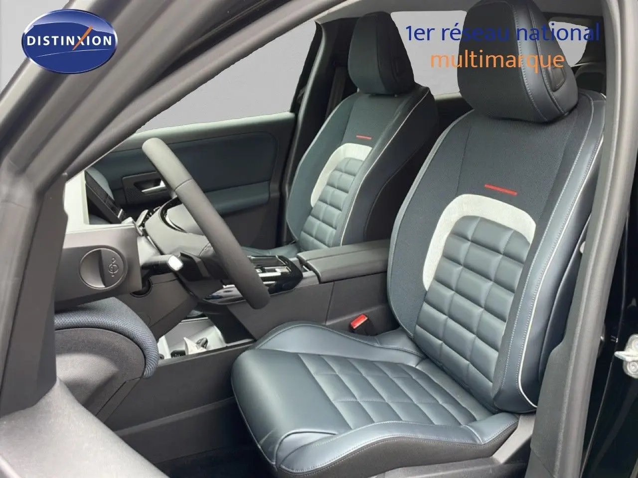 Vue intérieure côté conducteur du Citroën C5 Aircross 2026 noir Perla Nera, sièges tissu et cuir gris noir avec surpiqûres blanches.