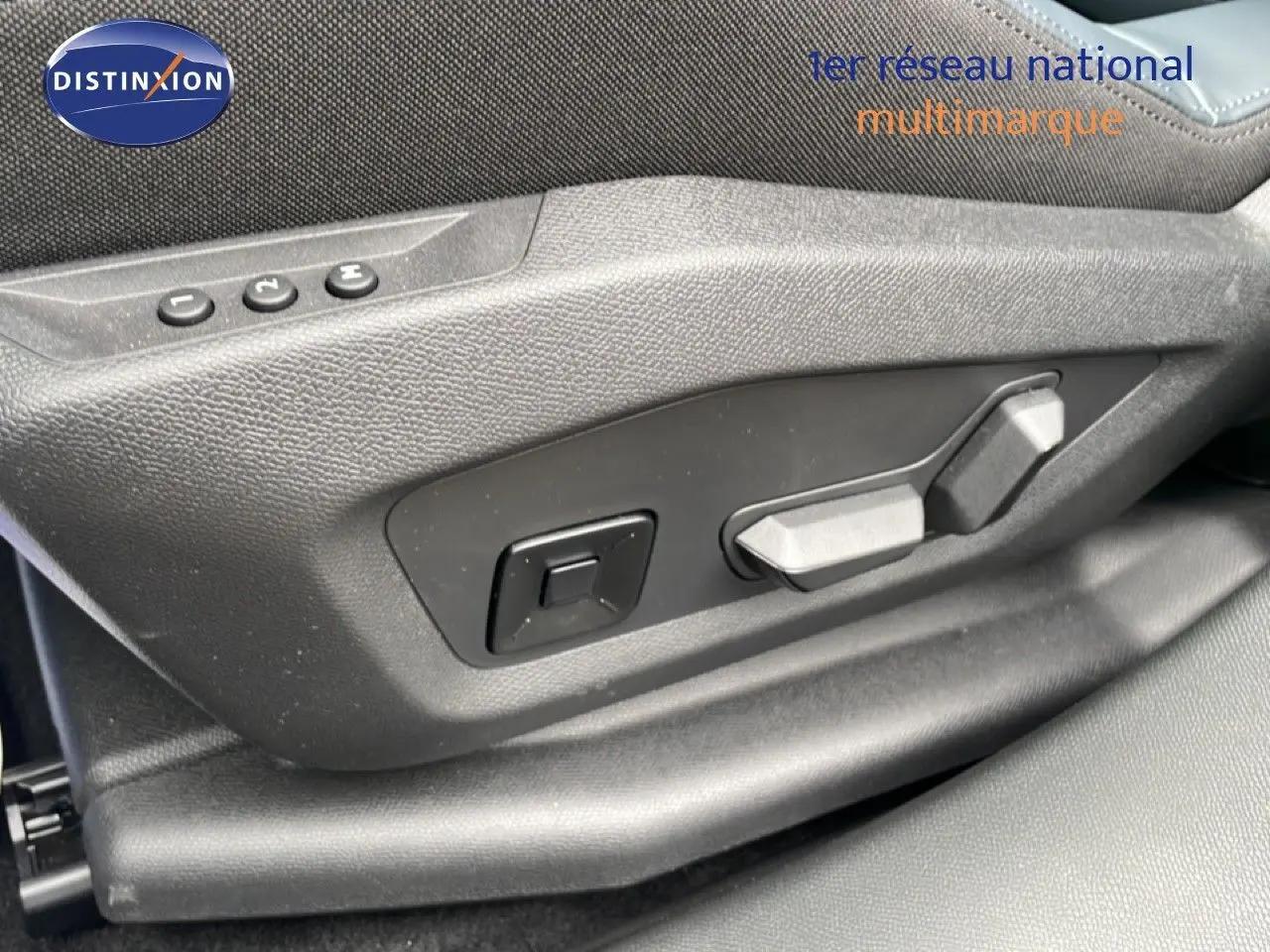 Détail des commandes électriques du siège conducteur du Citroën C5 Aircross noir Perla Nera 2026.