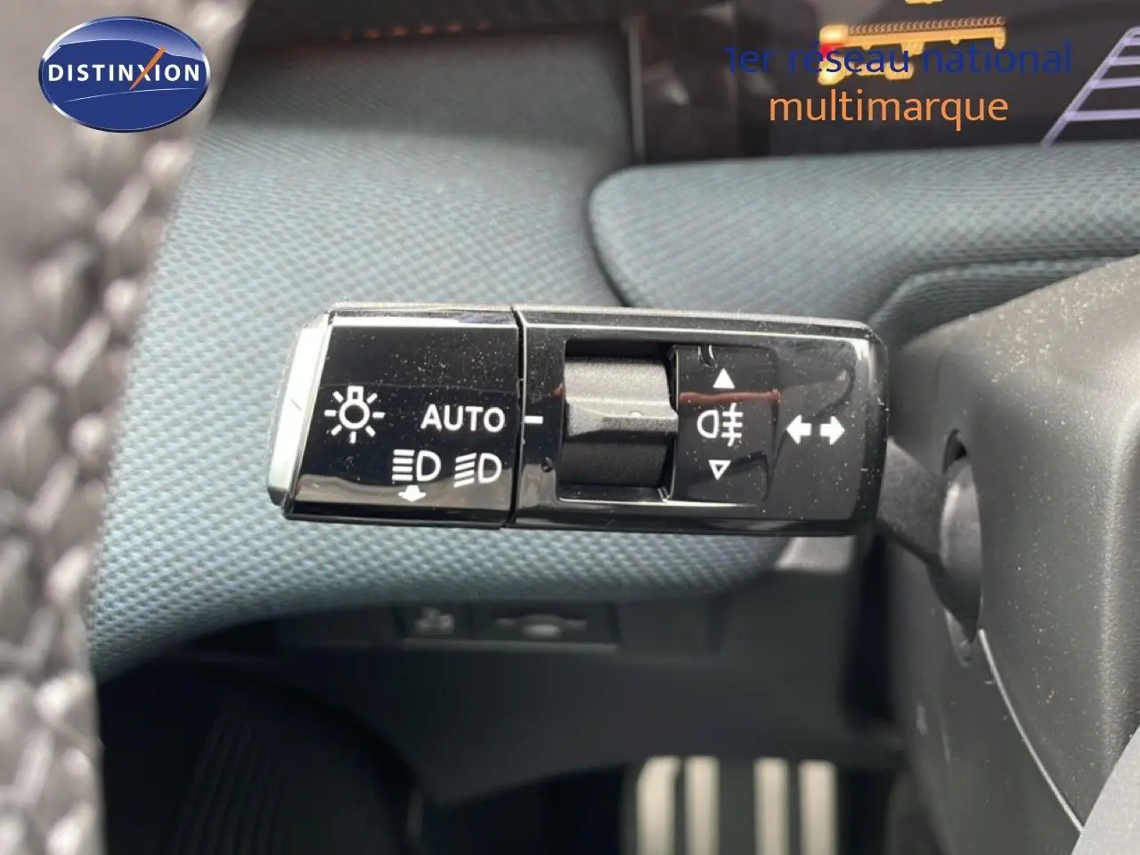 Gros plan sur la commande des feux et clignotants dans l’habitacle d’un Citroën C5 Aircross noir Perla Nera.