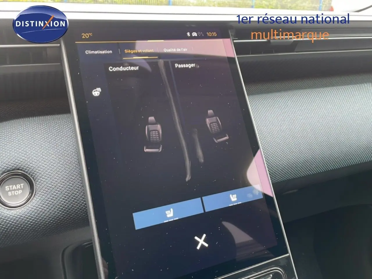 Vue rapprochée de l’écran tactile central du Citroën C5 Aircross 2026 noir, affichant les réglages des sièges chauffants conducteur et passager.