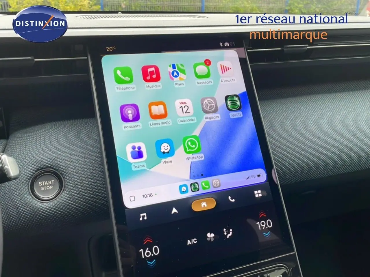 Vue rapprochée de l’écran tactile central du Citroën C5 Aircross 2026 noir, affichant les applications connectées et la climatisation.