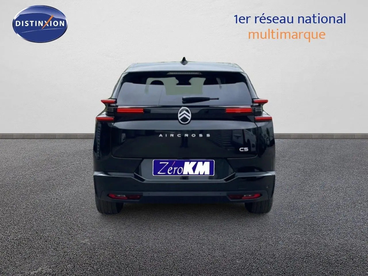 Vue arrière d'un Citroën C5 Aircross noir Perla Nera métalisé, avec feux arrière LED horizontaux et logo central.