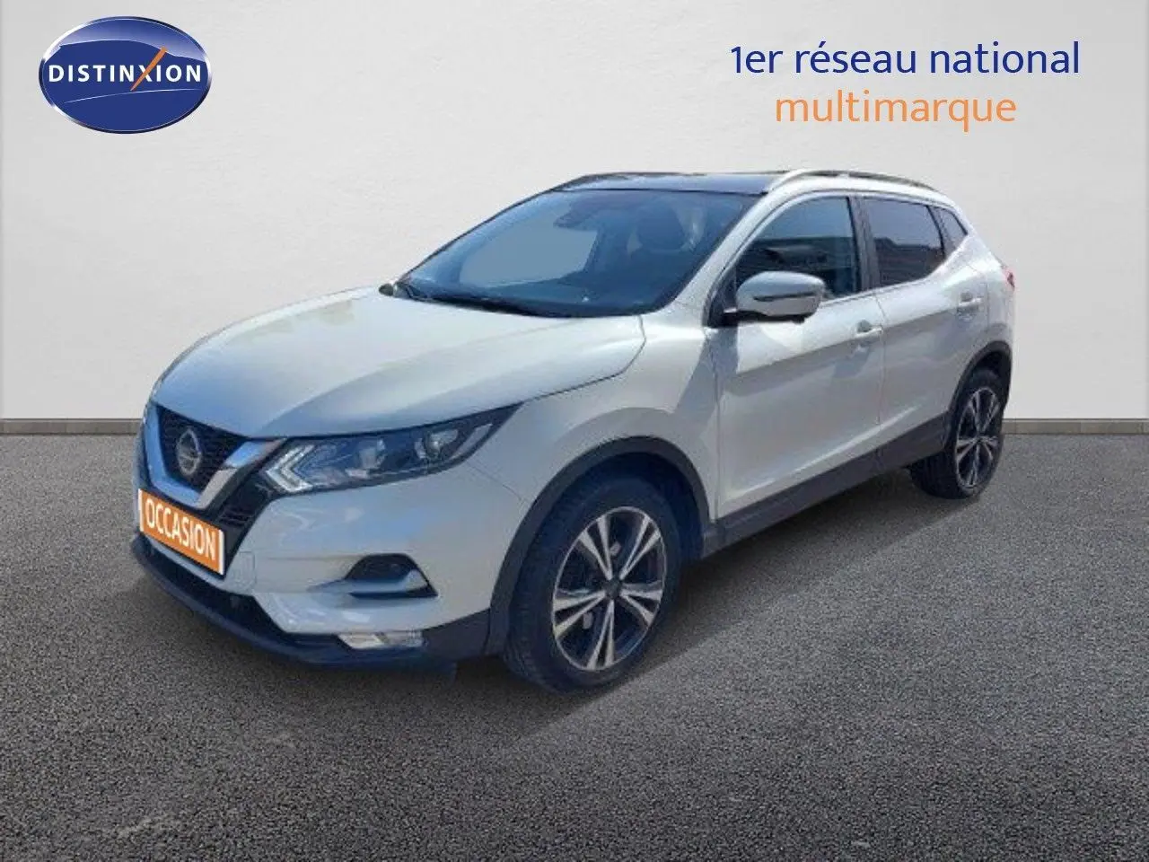 Nissan Qashqai blanc lunaire en 3/4 avant droit, mettant en valeur ses jantes bi-ton et son design moderne.