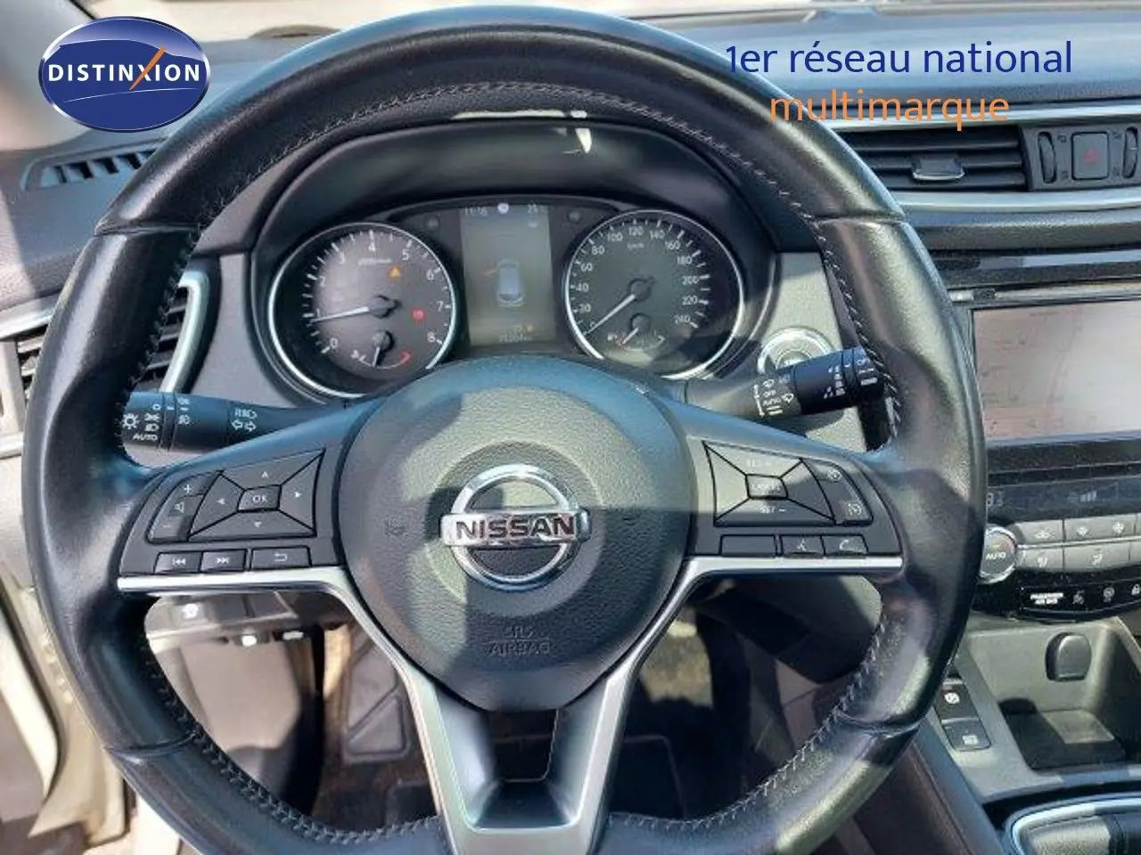 Vue rapprochée du volant noir du Nissan Qashqai 2019 avec tableau de bord et commandes intégrées visibles.