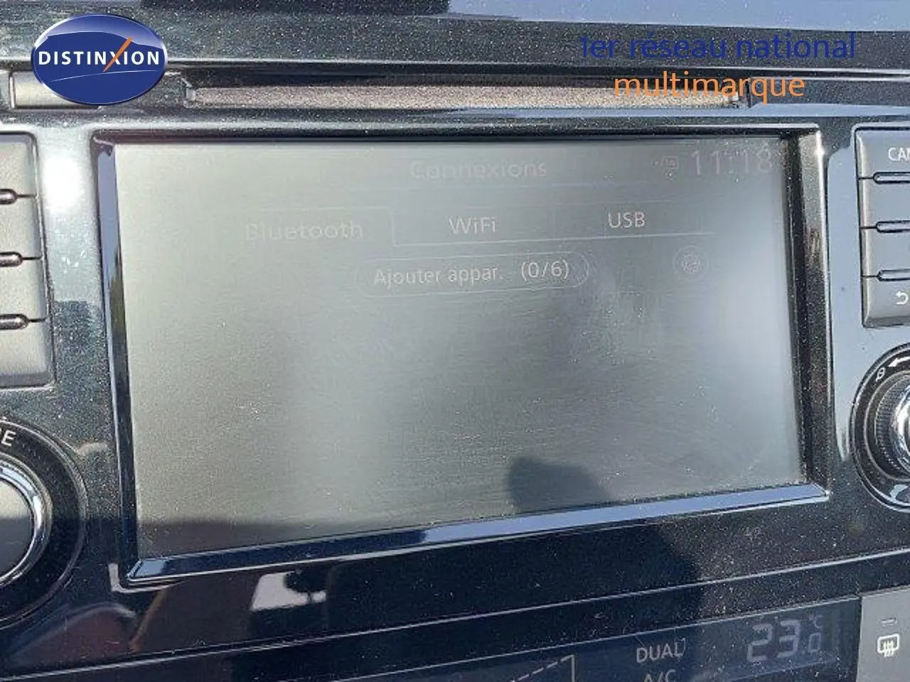 Écran tactile central du Nissan Qashqai blanc lunaire, affichant les options Bluetooth, WiFi et USB, intérieur noir.