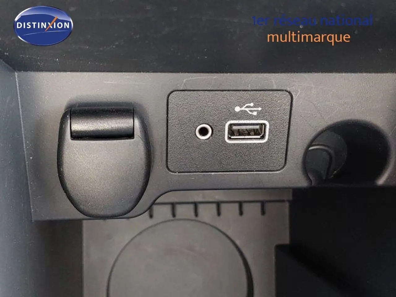 Prise USB et entrée auxiliaire en gros plan sur la console centrale du Nissan Qashqai blanc lunaire 2019.