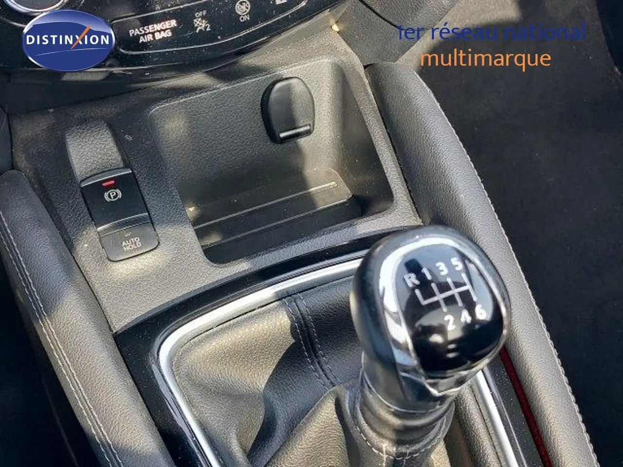 Le levier de vitesses manuel noir du Nissan Qashqai 2019, avec console centrale en cuir gris.