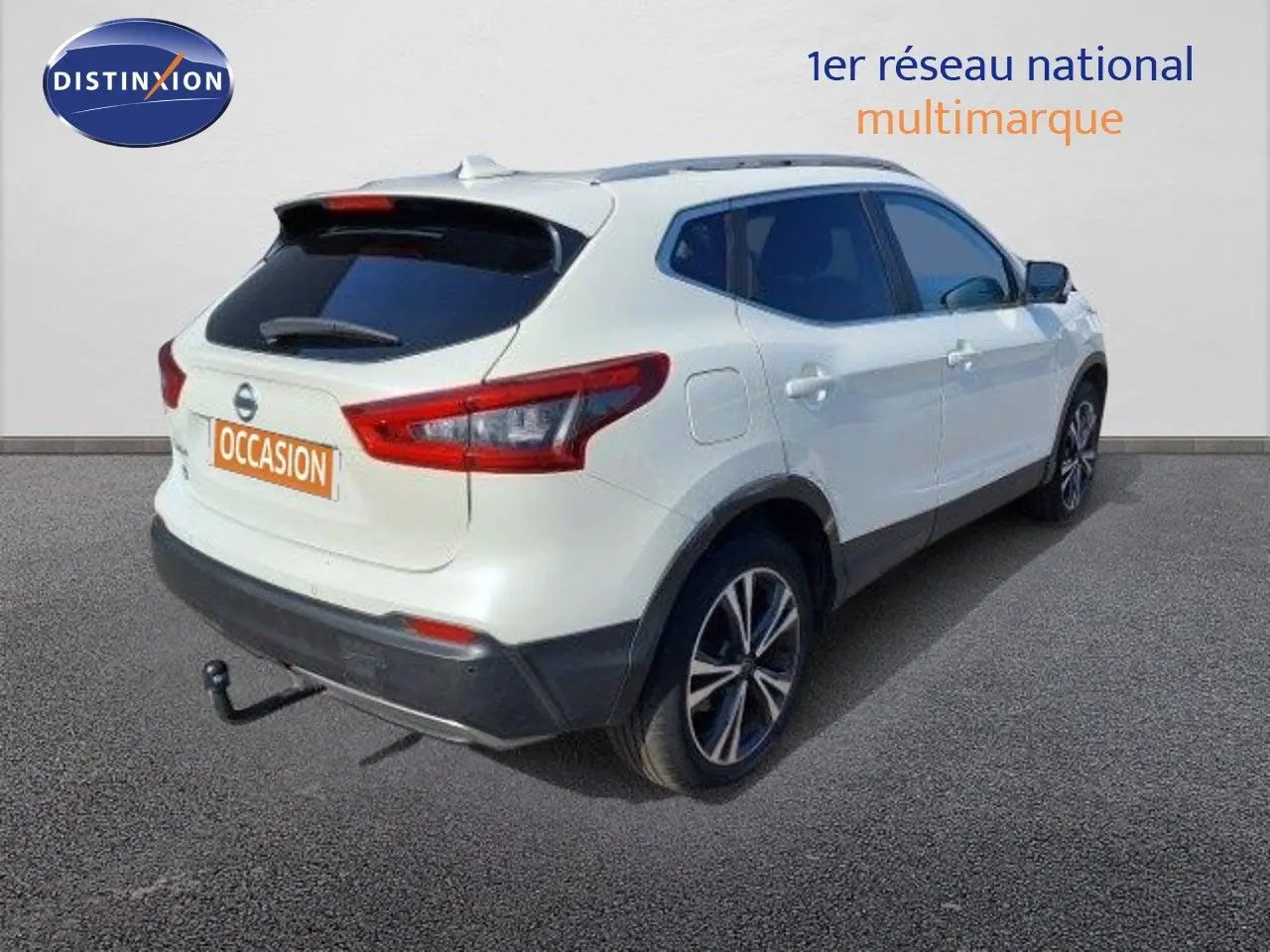 Vue 3/4 arrière droite du Nissan Qashqai blanc lunaire avec attelage et jantes bi-ton 18 pouces.