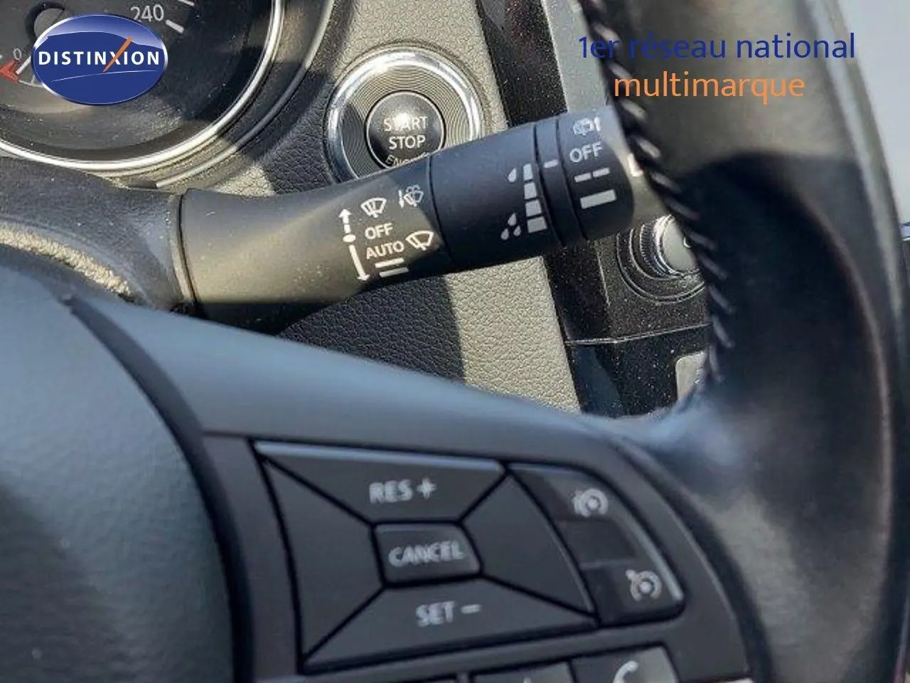 Gros plan sur les commandes au volant et le bouton start/stop du Nissan Qashqai blanc lunaire 2019.