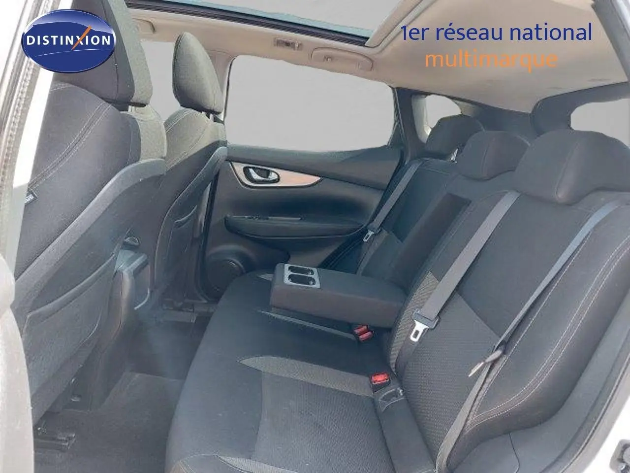 Vue intérieure arrière côté droit du Nissan Qashqai blanc lunaire avec banquette noire et accoudoir central relevé.