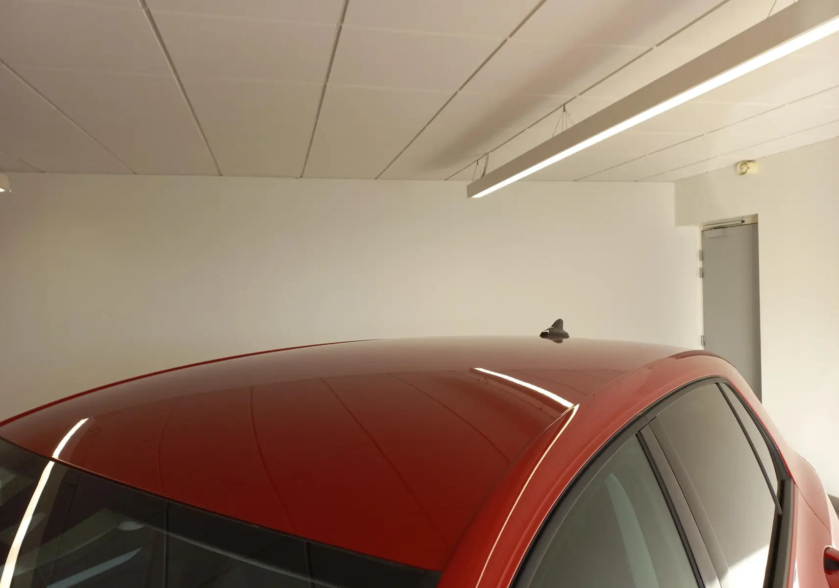 Toit et partie supérieure côté droit d'une Volkswagen Golf 2.0 TDI 150 DSG7 Style rouge métallisé dans un intérieur blanc.