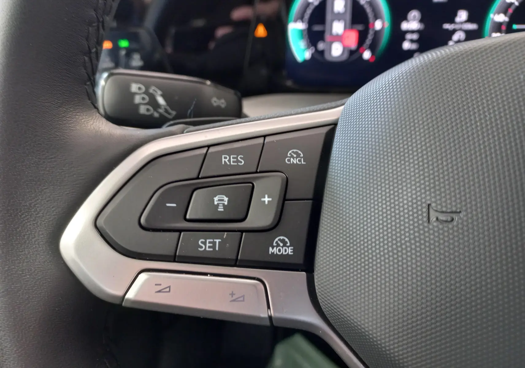 Gros plan sur le volant multifonction en cuir chauffant de la Volkswagen Golf 2.0 TDI 150 DSG7 Style 2024.