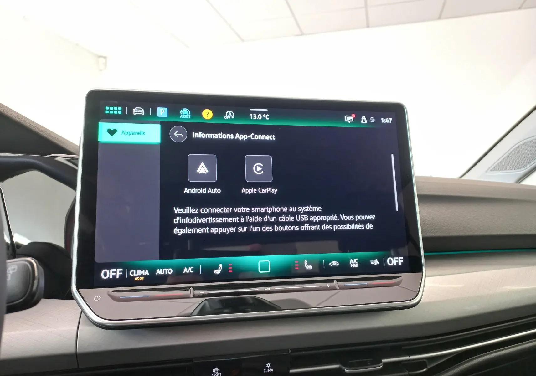 Écran tactile central affichant les options Android Auto et Apple CarPlay dans une Volkswagen Golf 2024.