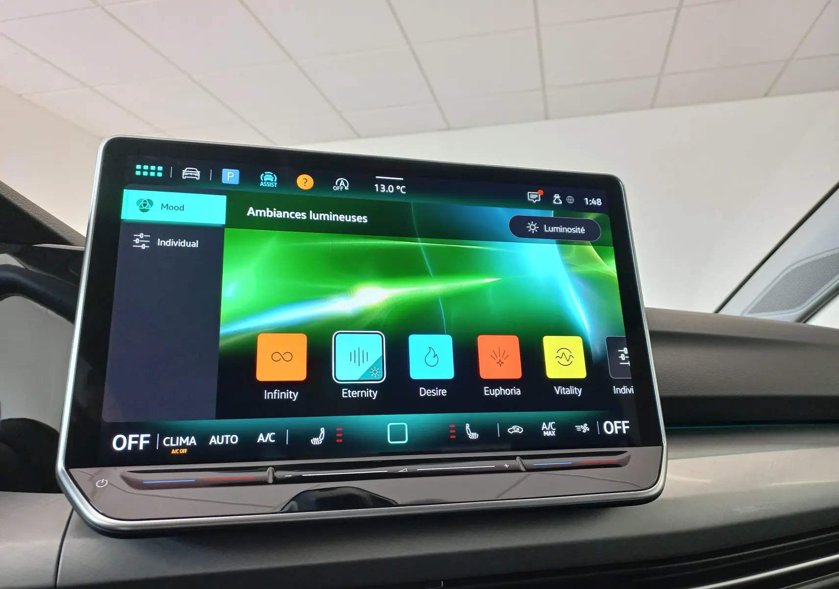 Écran tactile central du Volkswagen Golf 2.0 TDI 150 DSG7 Style affichant les ambiances lumineuses dans un intérieur moderne.